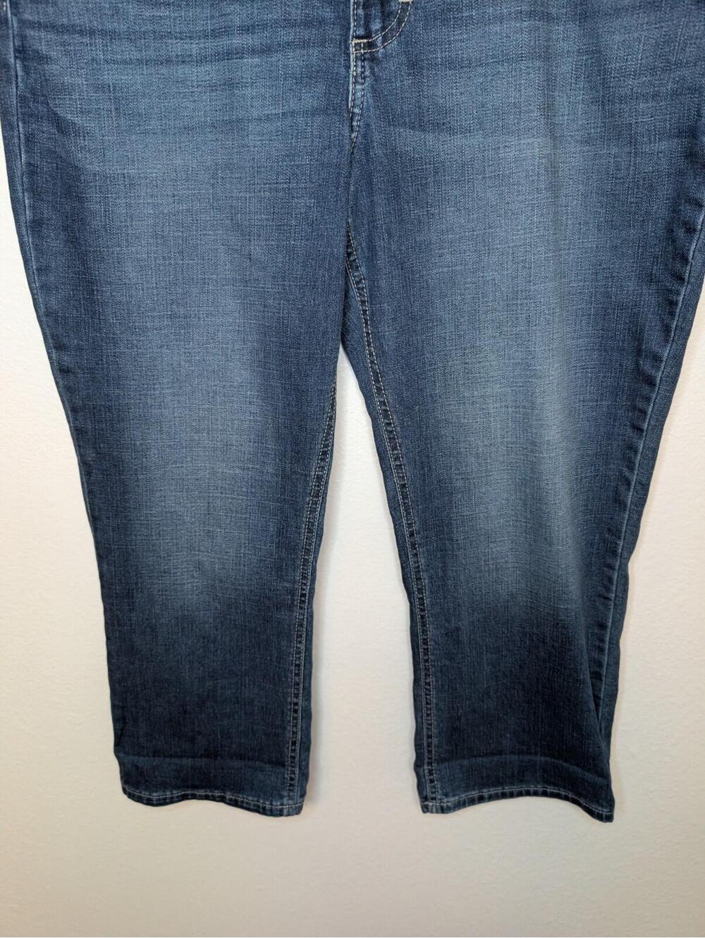 Lee Mid Rise Capri Women's size 14 M Blue Denim Jeans Regular Fit NWT - Picture 3 of 9